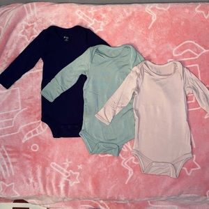 Kyte baby bodysuits - 3 colors available - navy blue, light green and pink.